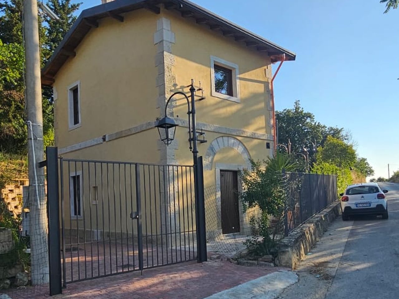 L'arco d'ingresso in pietra del casello dopo il restauro