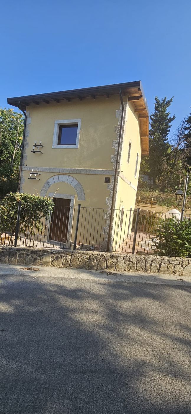 Il casello restaurato visto dalla strada