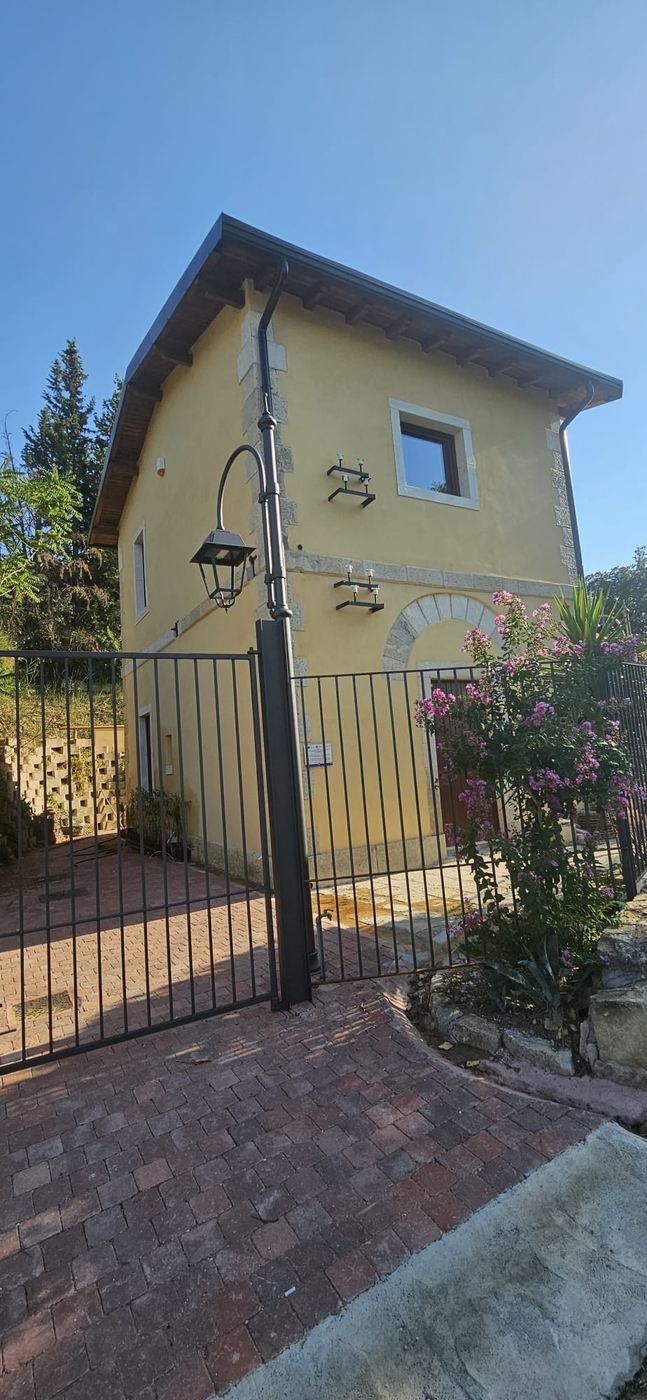 L’ingresso del casello con il cancello e il vialetto