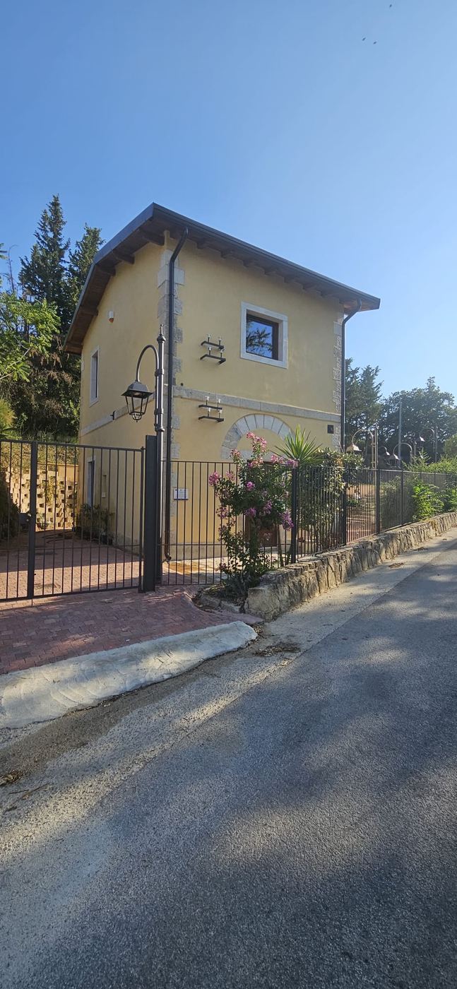 Il casello visto dalla strada in salita