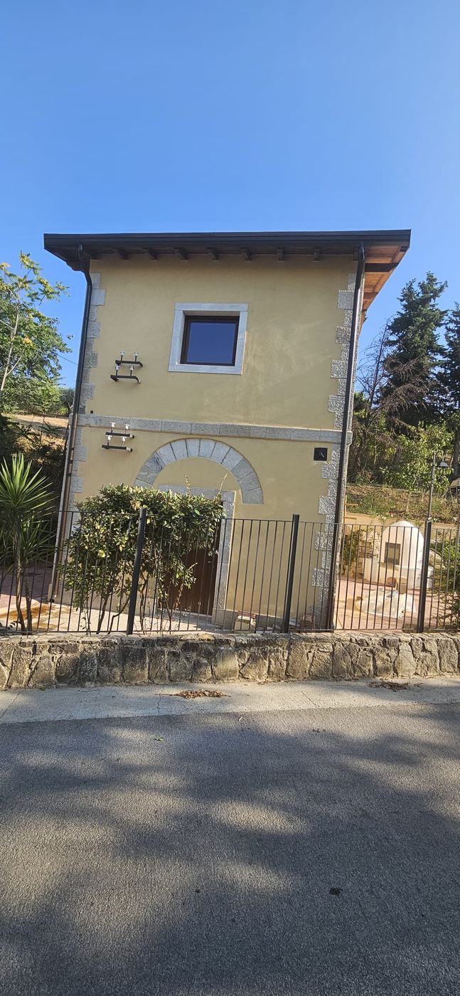 Il casello e il suo cancello visti dalla strada