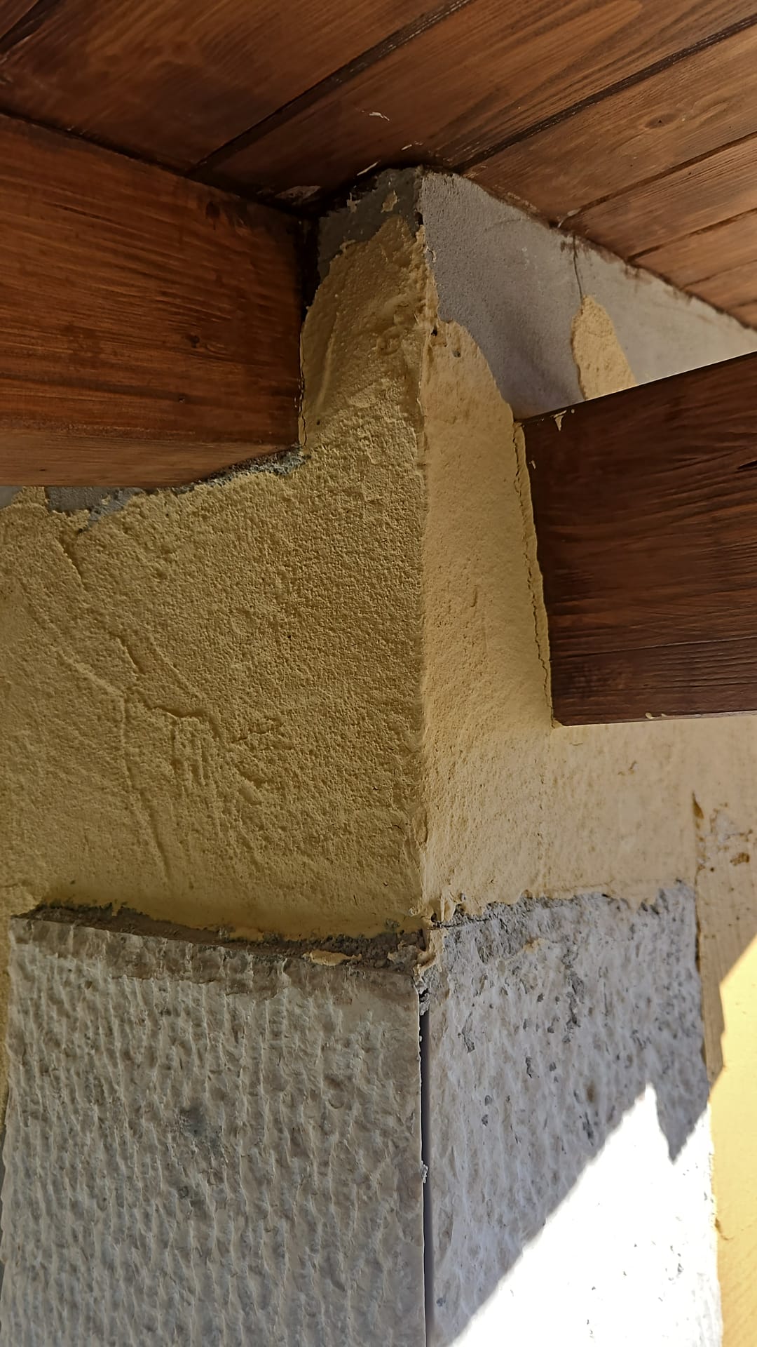 Lo spigolo del casello: orditura lignea del tetto, intonaco a calce e conci di pietra calcarea