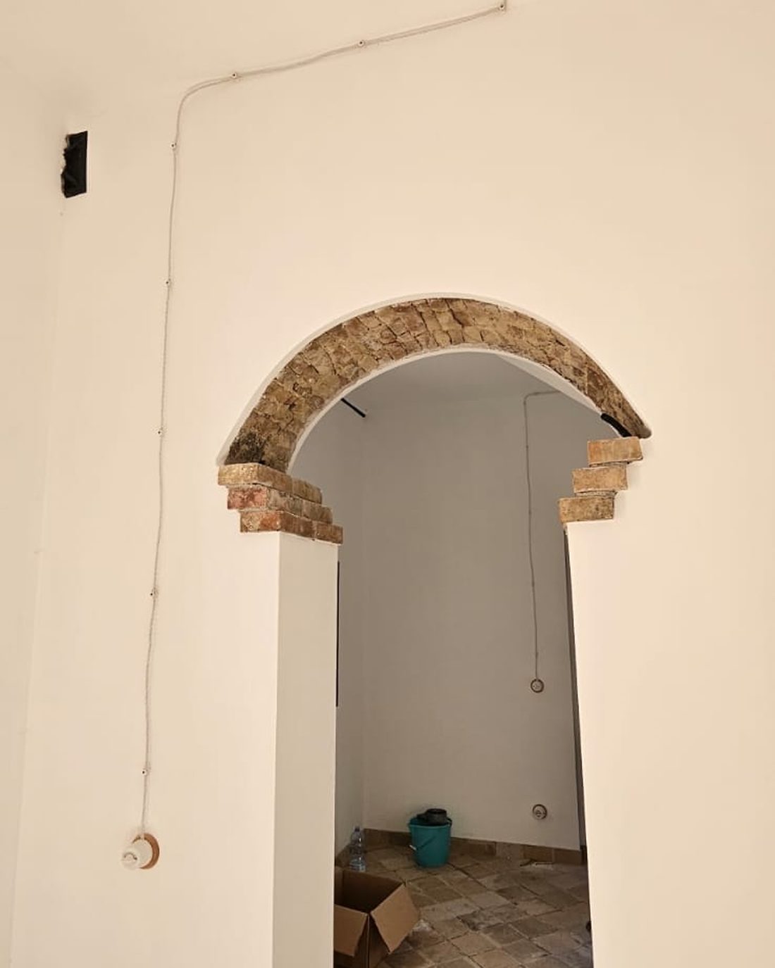 Arco interno in pietra del casello, con imposte a gradoni in mattoni