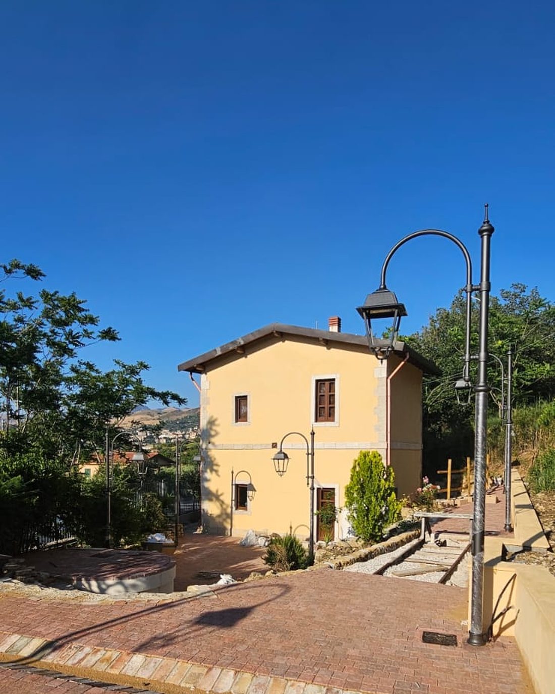 Il casello e il piazzale con i lampioni