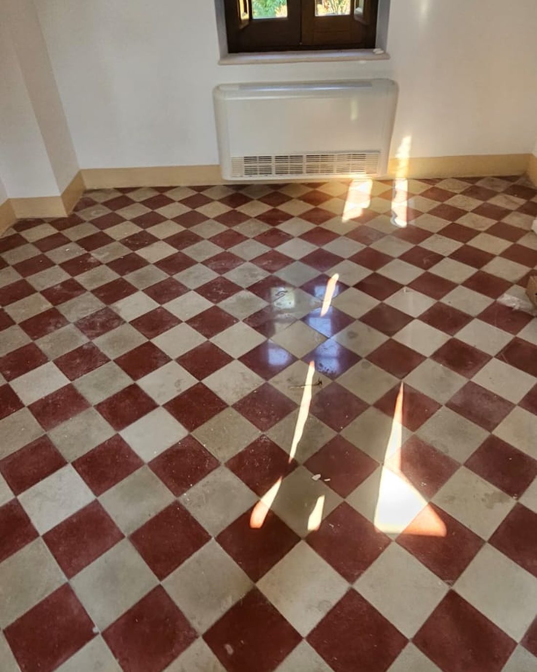 Pavimento del casello in pietra a scacchi, rosso e bianco, lucidato