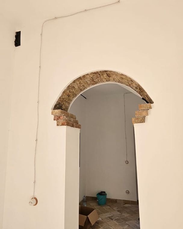 L’arco d’ingresso in pietra a restauro concluso