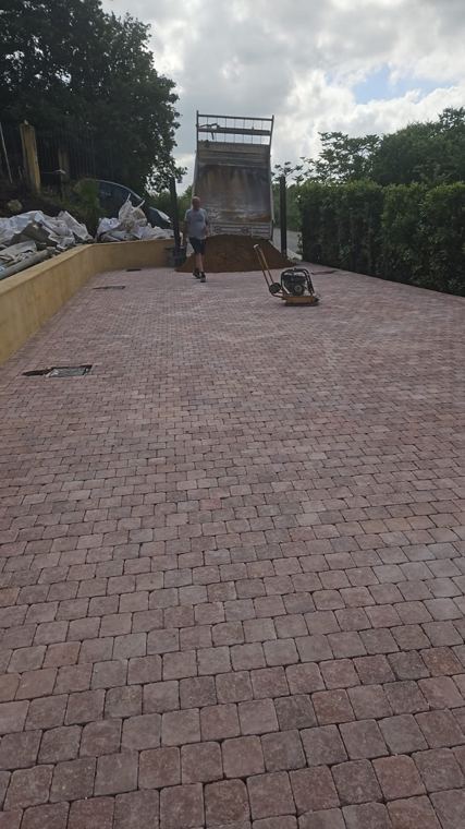 Compattazione del piazzale con la piastra vibrante