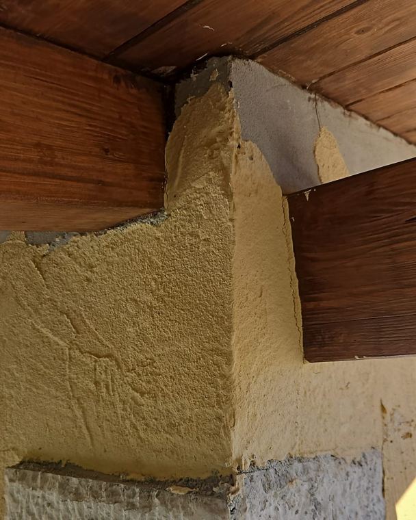 Stesura dell’intonaco a calce sulle pareti