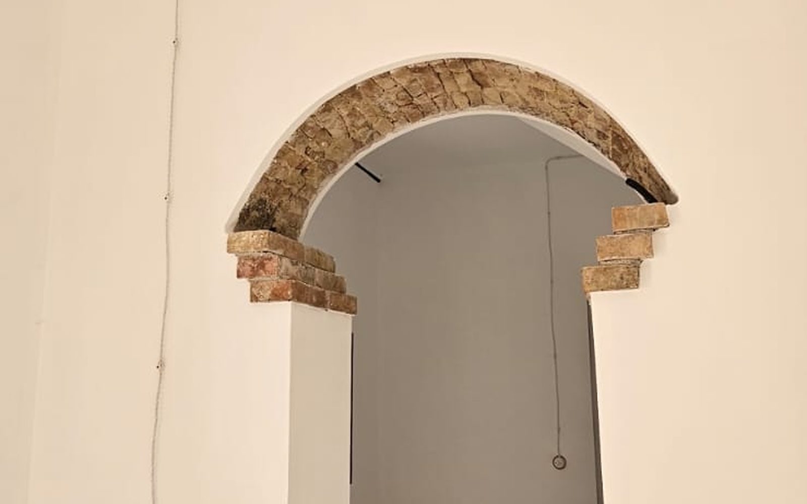 L’arco d’ingresso in pietra calcarea sulla facciata