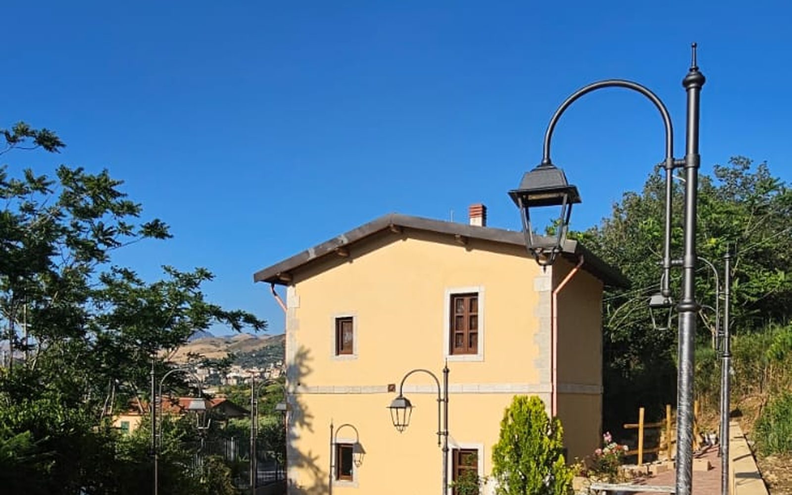 Il casello e la corte con il pozzo