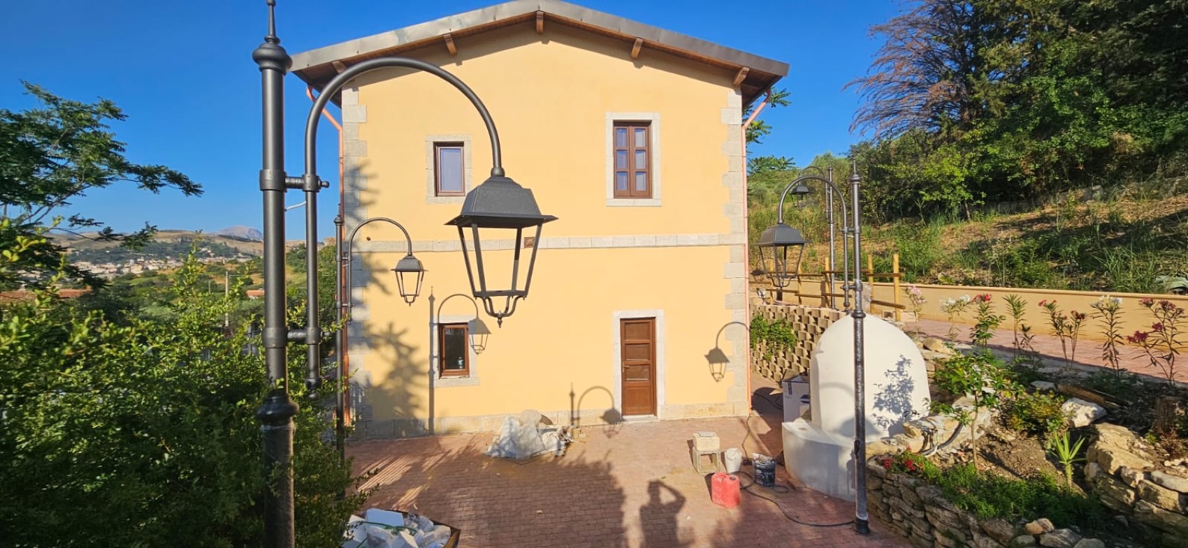 La facciata restaurata del casello nella luce calda del tardo pomeriggio