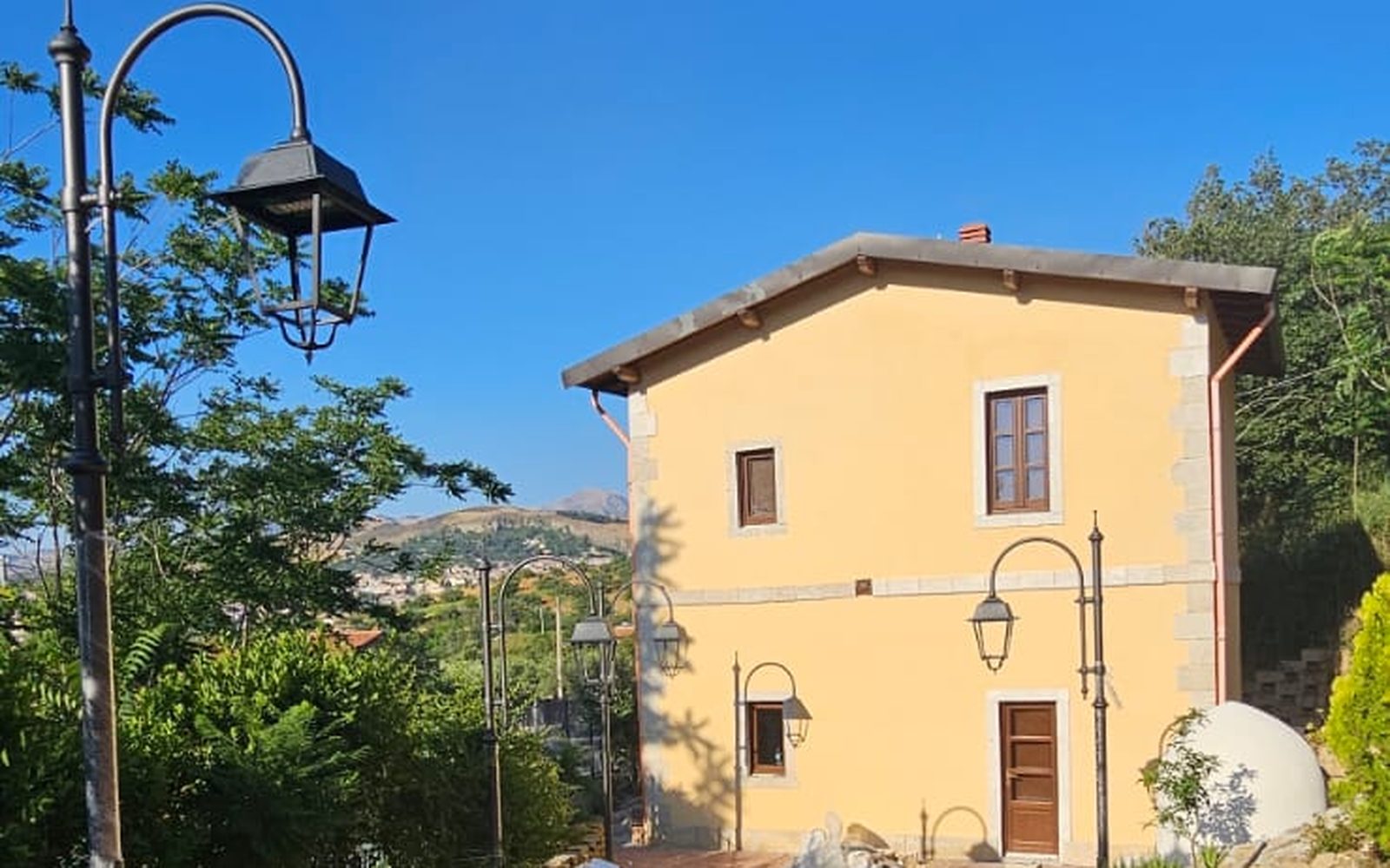 Il Casello San Calogero restaurato lungo il tracciato della ferrovia