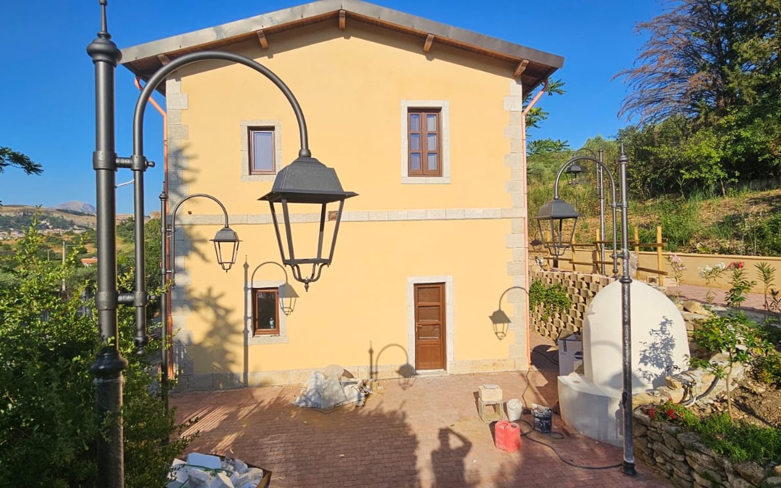 Il casello tra gli alberi, con il muro intonacato in ocra