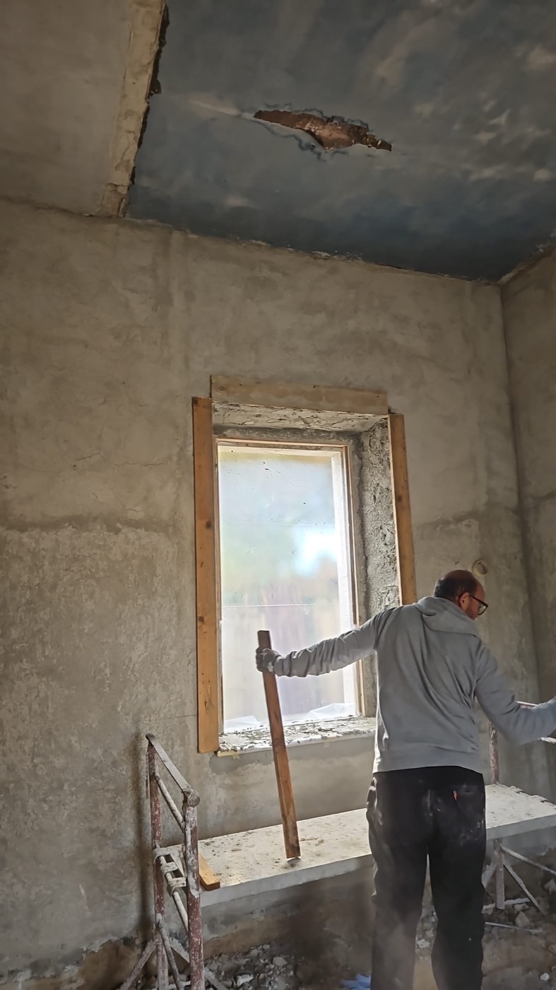Posa dei nuovi telai in legno nei vani di porte e finestre