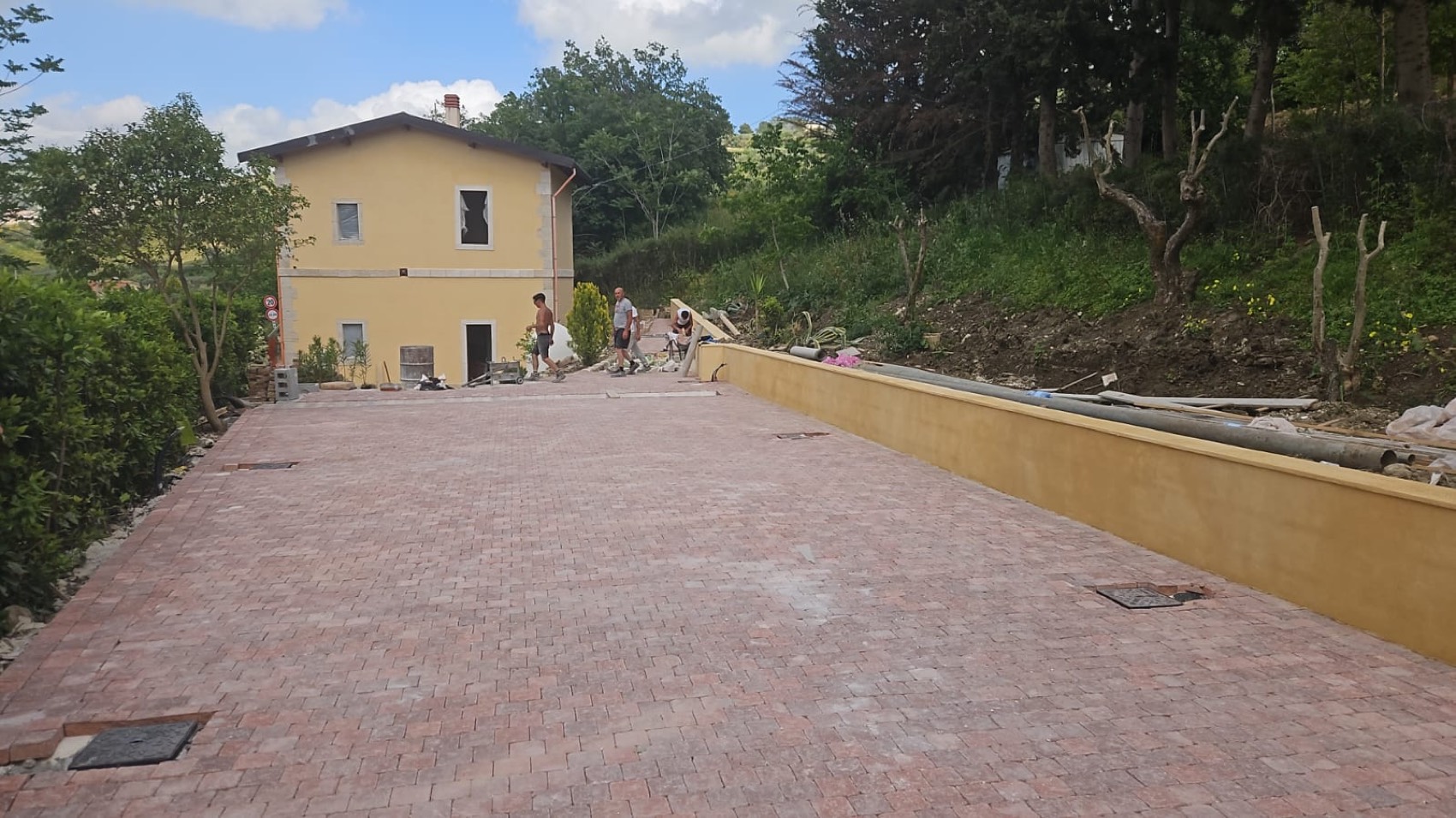 Il piazzale completato con il muretto di contenimento intonacato