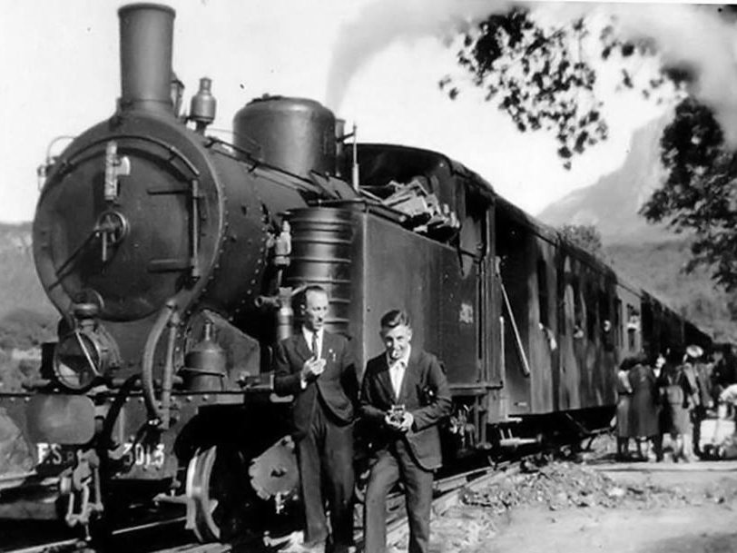 Gente in attesa del treno alla stazione di Ficuzza