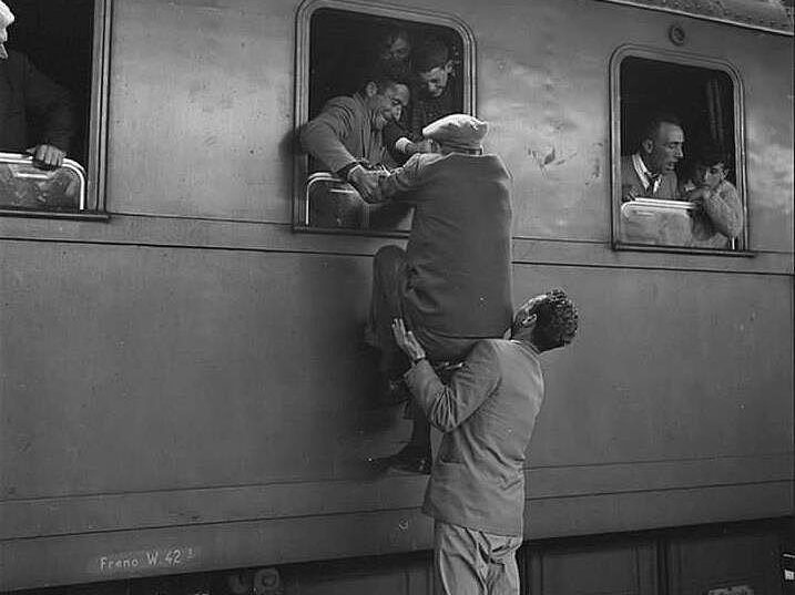 Viaggiatori lungo la linea ferroviaria