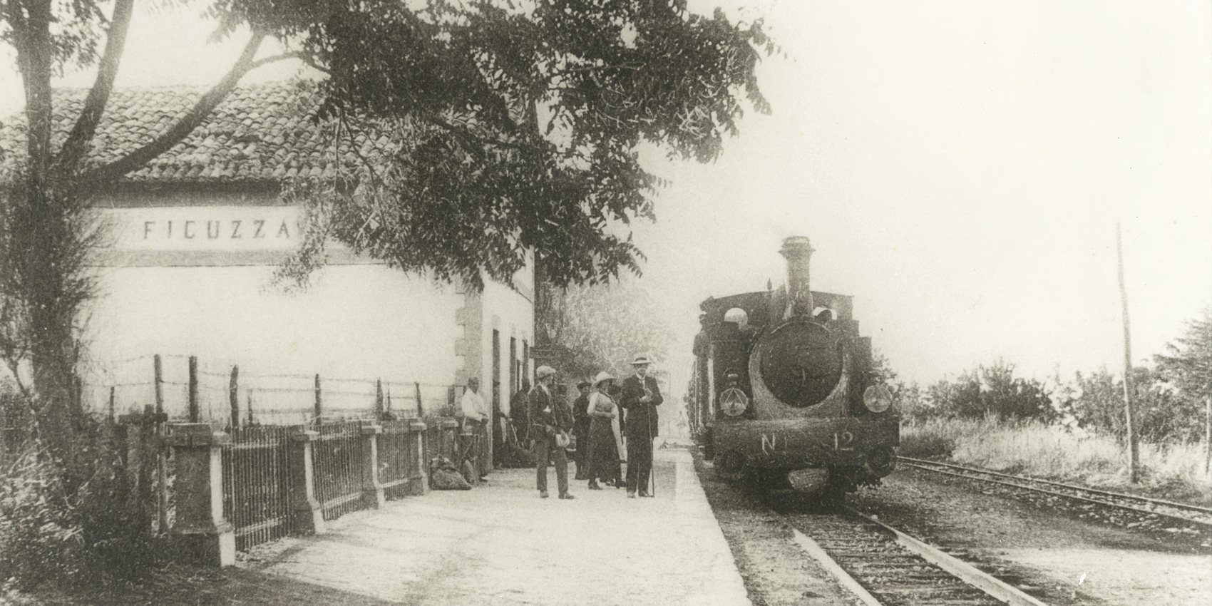 La stazione di Ficuzza con un treno a vapore in arrivo
