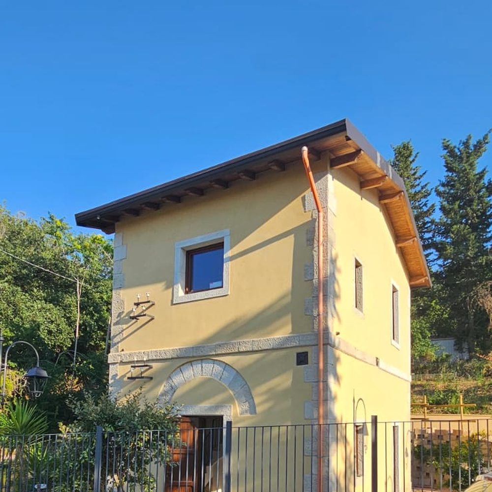 Il casello San Calogero oggi, restaurato, tra gli alberi lungo la strada