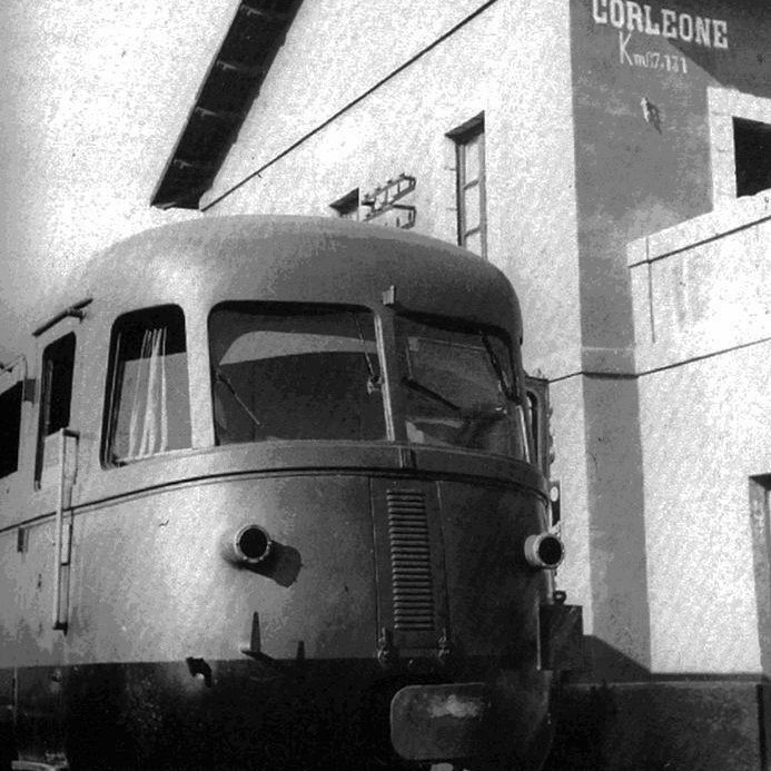 Un'automotrice alla stazione di Corleone negli anni Cinquanta
