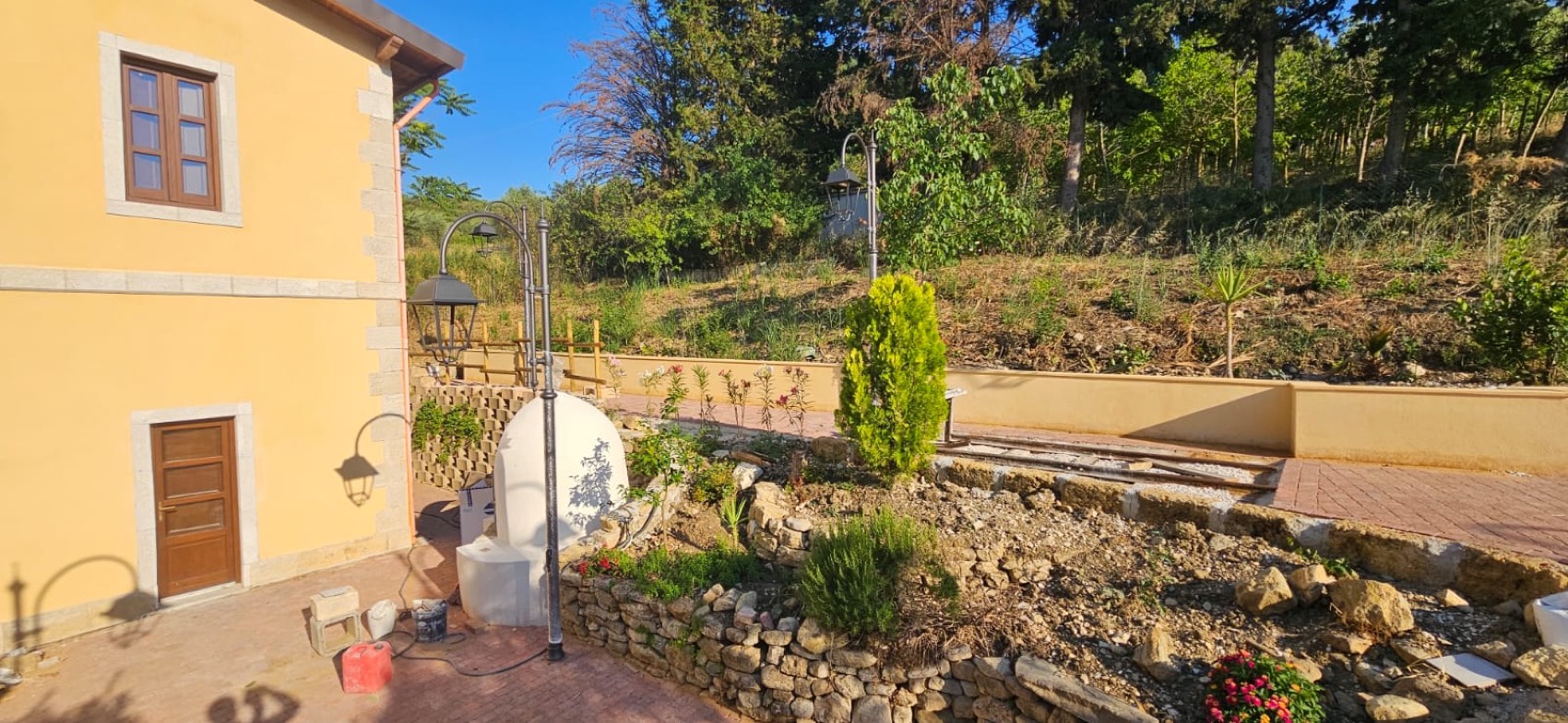 Il giardino terrazzato con muretti a secco e piante aromatiche
